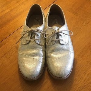 Toms Shoes - Toms lace-up silver crackle shoes, size 8. Toms Shoes - Toms lace-up silver crackle shoes, size 8.